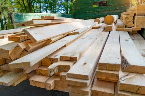 A stack of edged boards in the back of a truck. 库存照片