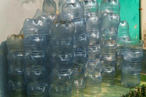 Stack Of Empty Clear Plastic Water Jugs Gallons Stockfoto's