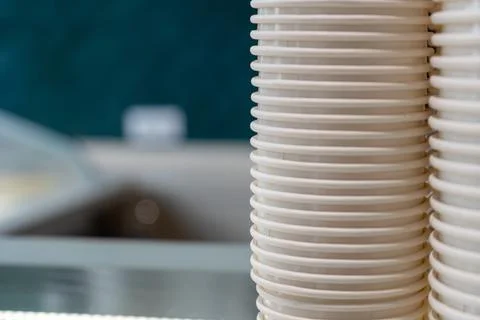 Stack of empty paper cups prepared for gelato and frozen desserts Stock-Fotos