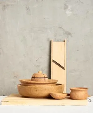 Stack of empty wooden round plates and new cutting board on gray background Stock-Fotos