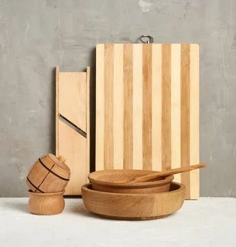 Stack of empty wooden round plates and new cutting board stack of empty wo... Stock-Fotos