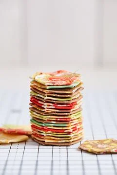Stack english paper pieced hexagons on white craft mat 스톡 사진