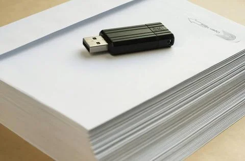 Stack envelopes and flash drive Stack of white envelopes and USB flash mem... 스톡 사진