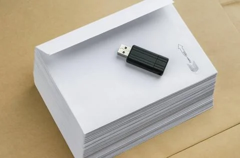 Stack envelopes and flash drive Stack of white envelopes and USB flash mem... Foto stock