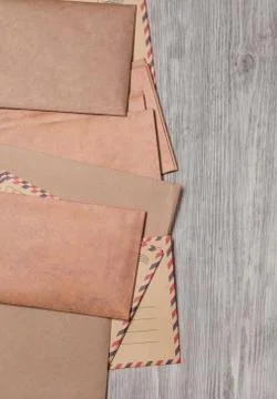 Stack of envelopes on wooden Foto stock