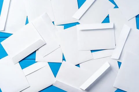 Stack of envelopes on working desk top view. Business mail Foto stock
