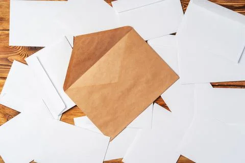 Stack of envelopes on working desk top view. Business mail Foto stock