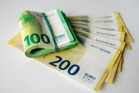 Stack of Euro banknotes including a rolled bundle of 100 Euro notes and sev.. Foto stock