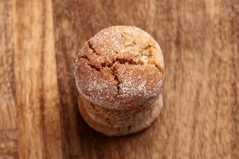 Stack of festive baked ginger snap cookies on wooden table close up Foto stock
