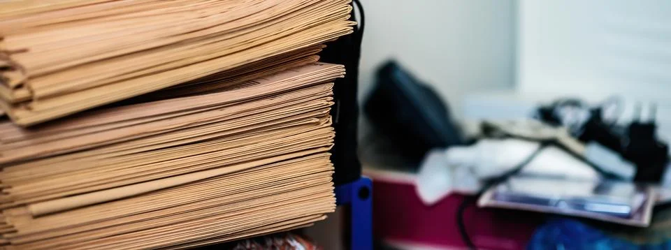 Stack of Financial Newspapers on a Table Close-Up Foto stock