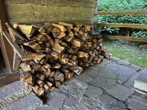 A Stack of Firewood Beside a House in Spring Mill State Park Foto stock