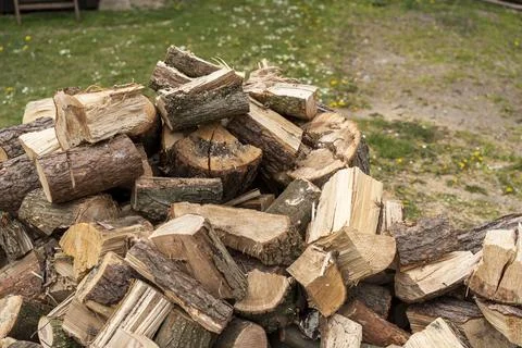 Stack of firewood logs arranged in an organic way, with different textures and 库存照片