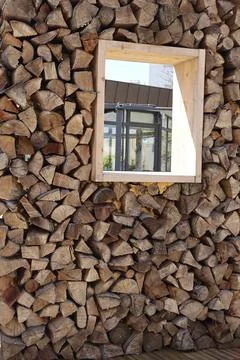 A stack of firewood neatly arranged Foto stock