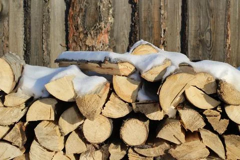 Stack of firewood snow covered in winter Foto stock