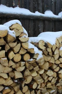 Stack of firewood snow covered in winter Foto stock