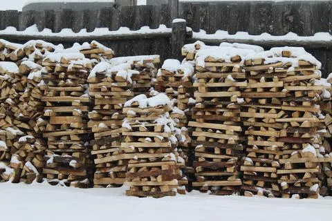 Stack of firewood snow covered in winter Foto stock