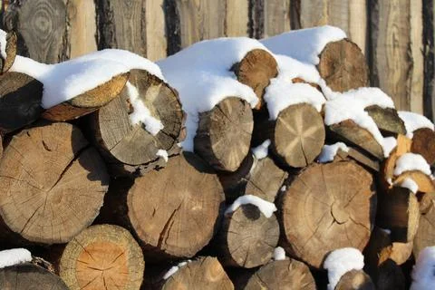 Stack of firewood snow covered in winter Foto stock