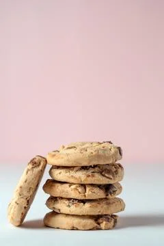 Stack of five homemade chocolate chip cookies with a single cookie on the side Fotos de archivo