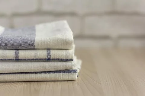 A stack of folded kitchen towels lies on the surface. Foto stock