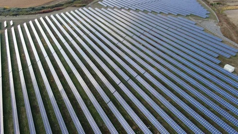 Stack of footage: Aerial view of Solar Panels Farm (solar cell). Drone flight Stockbeeldmateriaal 121040835