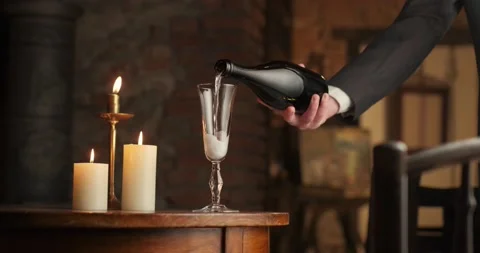 Stack of footage: Barman is poured champagne into a glass. Candles in the Stockbeeldmateriaal 149839103