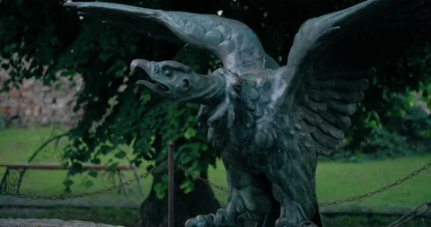 Stack of footage: Cinematic shot of black statue of eagle . 4k. Slow motion Stockbeeldmateriaal 134652837