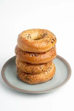Stack Of Four Bagels On Ceramic Breakfast Plate Foto stock