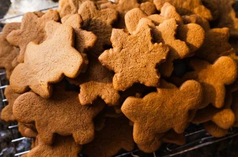 A stack of freshly baked gingerbread cookies cooling on a rack 스톡 사진