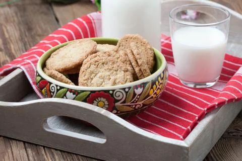 Stack of freshly baked oat biscuits in a bowl. Foto stock
