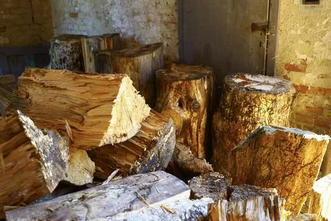 Stack of freshly split firewood logs stored inside rustic woodshed for heatin 스톡 사진