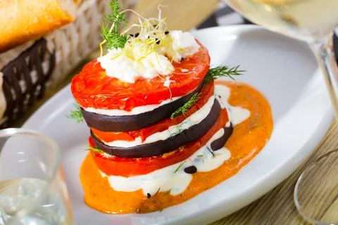 Stack of fried eggplant with tomatoes and piquant sauce Foto stock