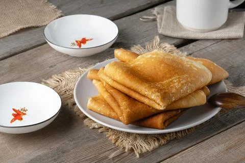 A stack of fried pancakes on an old wooden table. Maslenitsa Foto stock