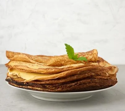 Stack of fried round pancakes on a plate Stockfoto's