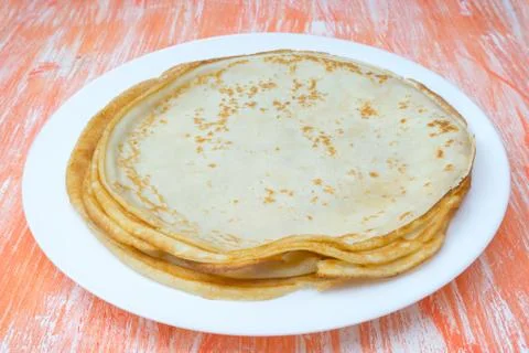 Stack of fried thin pancakes on wooden background Foto stock