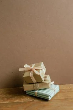 Stack of gift boxes on wooden table. brown wall background Stockfoto's