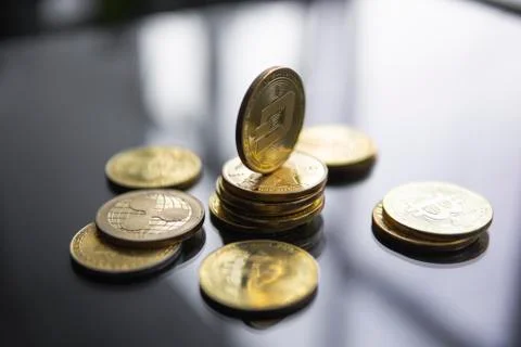 Stack of golden Dash bitcoin coin with a lot of bitcoins coins on a table Foto stock