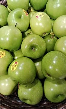 Stack green apples in baskets looks fresh Foto stock