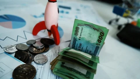 Stack of Green Banknotes with Financial Documents, A stack of green banknot.. 動画素材 304961175