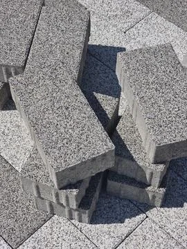 Stack of grey concrete paving blocks. Stock-Fotos