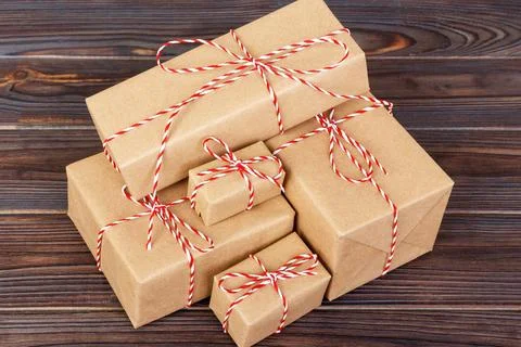 Stack of handcraft gift boxes on wooden board with a natural textured backg.. Foto stock