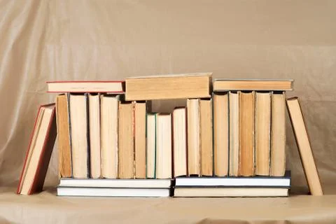 Stack of hardback books on wooden table Foto stock
