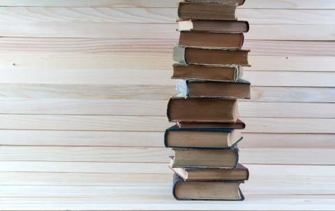 Stack of hardback books on wooden table. Back to school. Foto stock