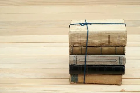 Stack of hardback books on wooden table Foto stock