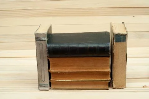 Stack of hardback books on wooden table Foto stock