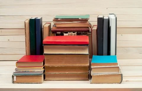 Stack of hardback books on wooden table. Back to school. Foto stock