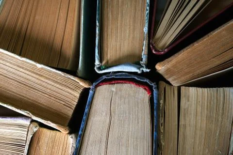 Stack of hardback books on wooden table. Back to school. Foto stock