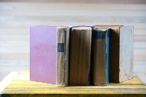 Stack of hardback books on wooden table. Back to school. Foto stock