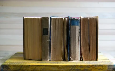 Stack of hardback books on wooden table. Back to school. Foto stock