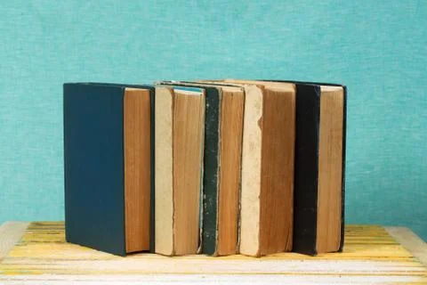 Stack of hardback books on wooden table. Back to school Foto stock