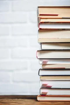 Stack of hardback books on wooden table. Back to school. Copy space for text Foto stock